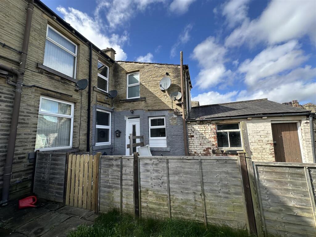 2 bed Mid Terraced House for rent in Brighouse. From Peter David Properties - Brighouse