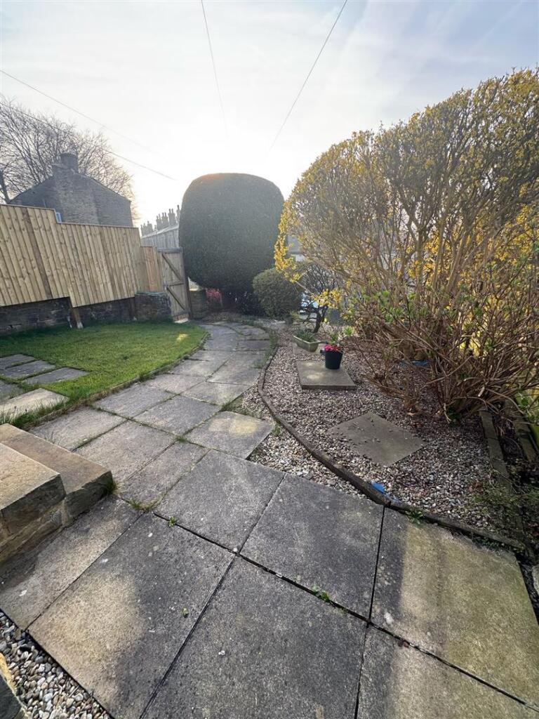 3 bed Detached for rent in Halifax. From Peter David Properties - Brighouse 3 bed Detached for rent in Halifax. From Peter David Properties - Brighouse