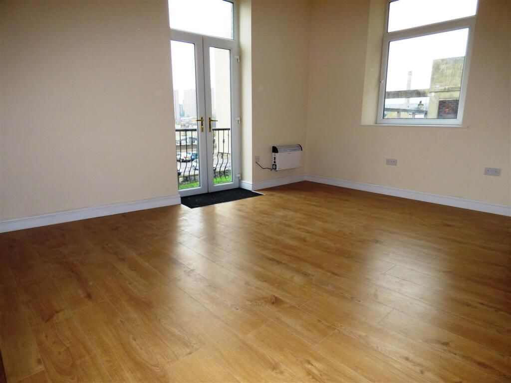 4 bed Studio for rent in Stump Cross. From Peter David Properties - Brighouse