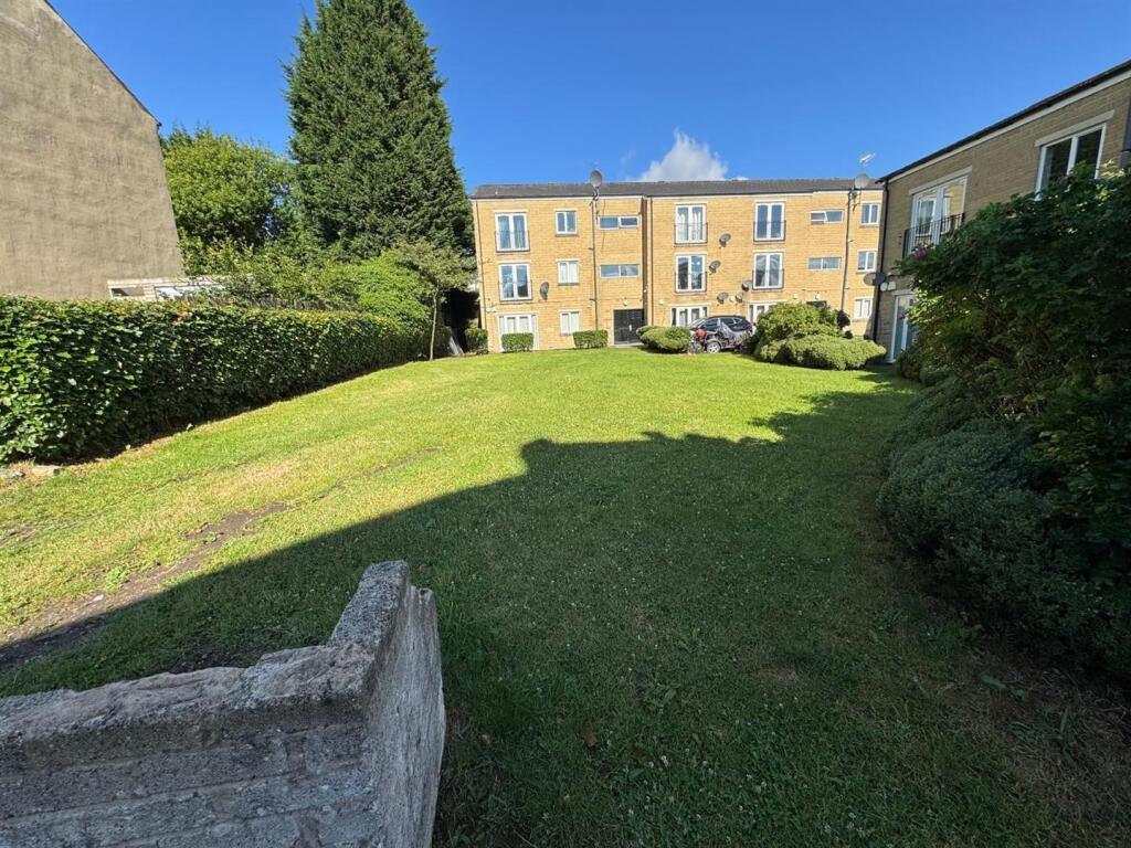 2 bed Apartment for rent in Halifax. From Peter David Properties - Brighouse