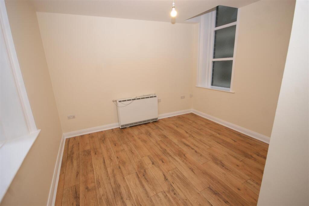 1 bed 1st Floor Flat for rent in Huddersfield. From Peter David Properties - Brighouse
