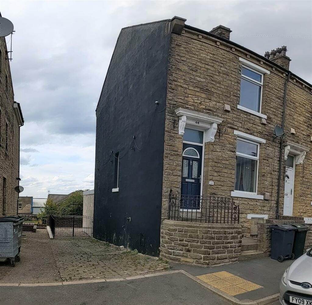 3 bed Mid Terraced House for rent in Tong. From Peter David Properties Ltd - Huddersfield
