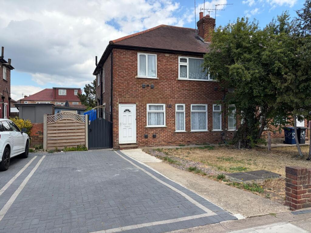 2 bed Annexe for rent in Greenford. From Peter Gamble & Co 2 bed Annexe for rent in Greenford. From Peter Gamble & Co