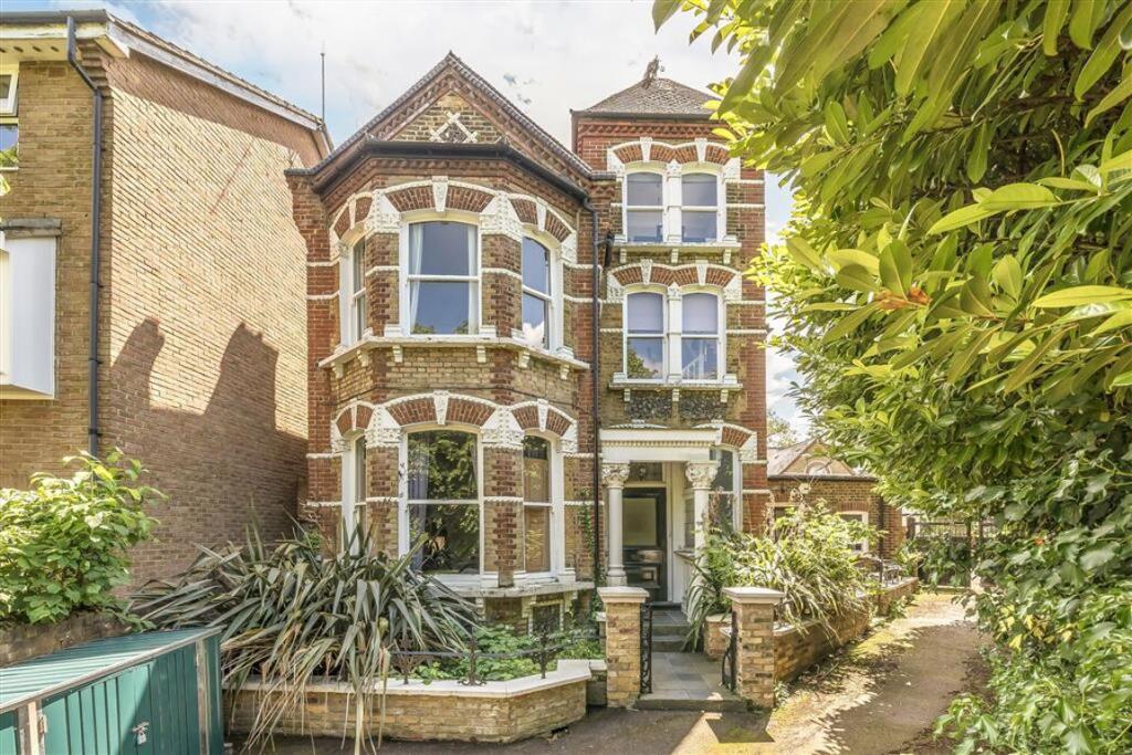 3 bed 1st Floor Flat for rent in Lewisham. From Dexters - Brockley