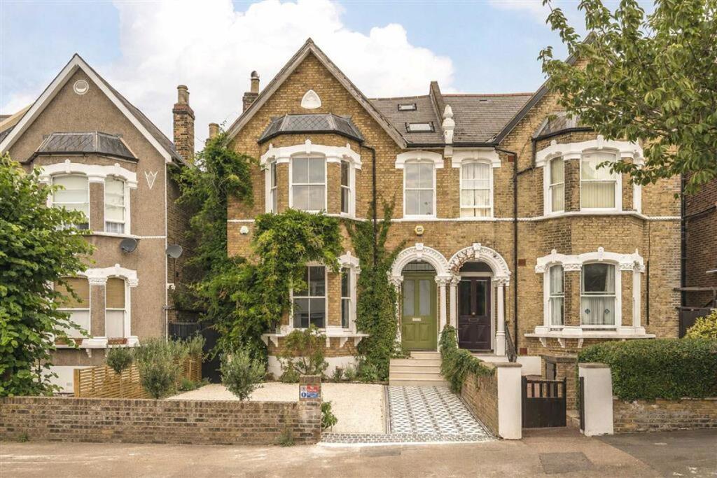 5 bed Semi Detached for rent in Lewisham. From Dexters - Brockley 5 bed Semi Detached for rent in Lewisham. From Dexters - Brockley