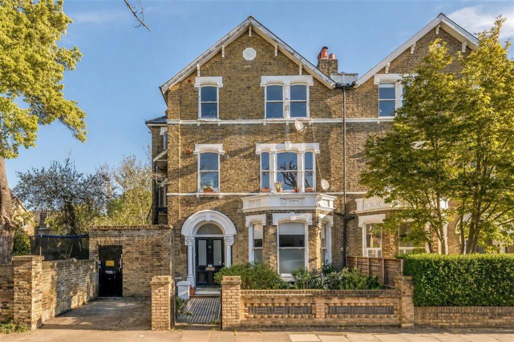 2 bed 1st Floor Flat for rent in Lewisham. From Dexters - Brockley