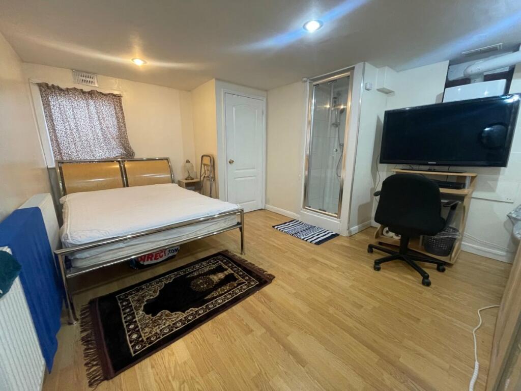 1 bed Room for rent in Edmonton. From Peter Michael Estates
