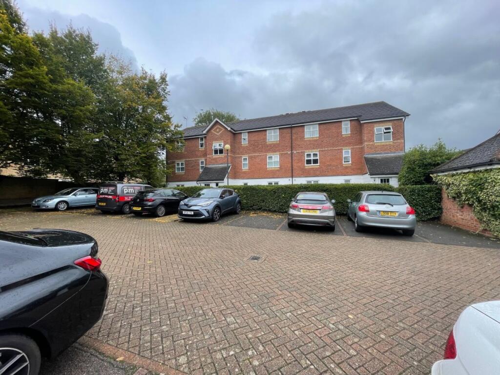 2 bed 1st Floor Flat for rent in Southgate. From Peter Michael Estates