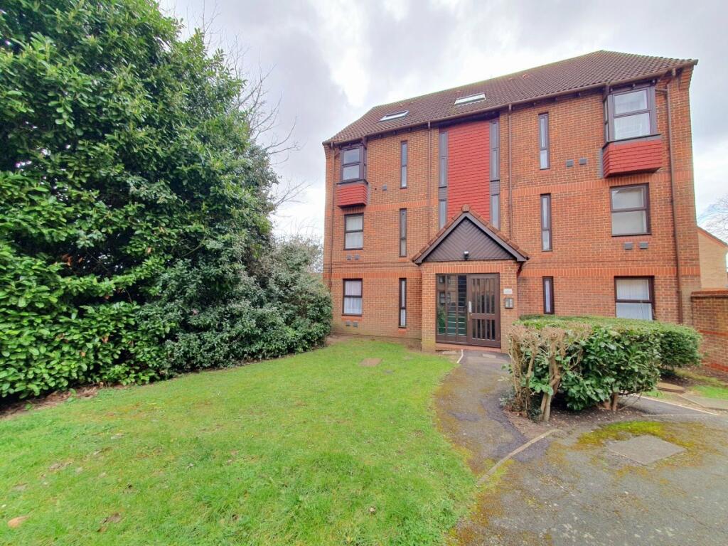 1 bed 1st Floor Flat for rent in Southgate. From Peter Michael Estates