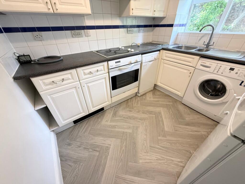 2 bed 1st Floor Flat for rent in Southgate. From Peter Michael Estates 2 bed 1st Floor Flat for rent in Southgate. From Peter Michael Estates