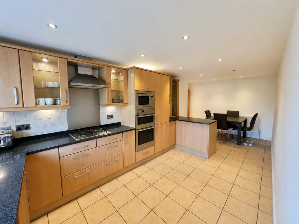 2 bed 1st Floor Flat for rent in Crews Hill. From Peter Michael Estates