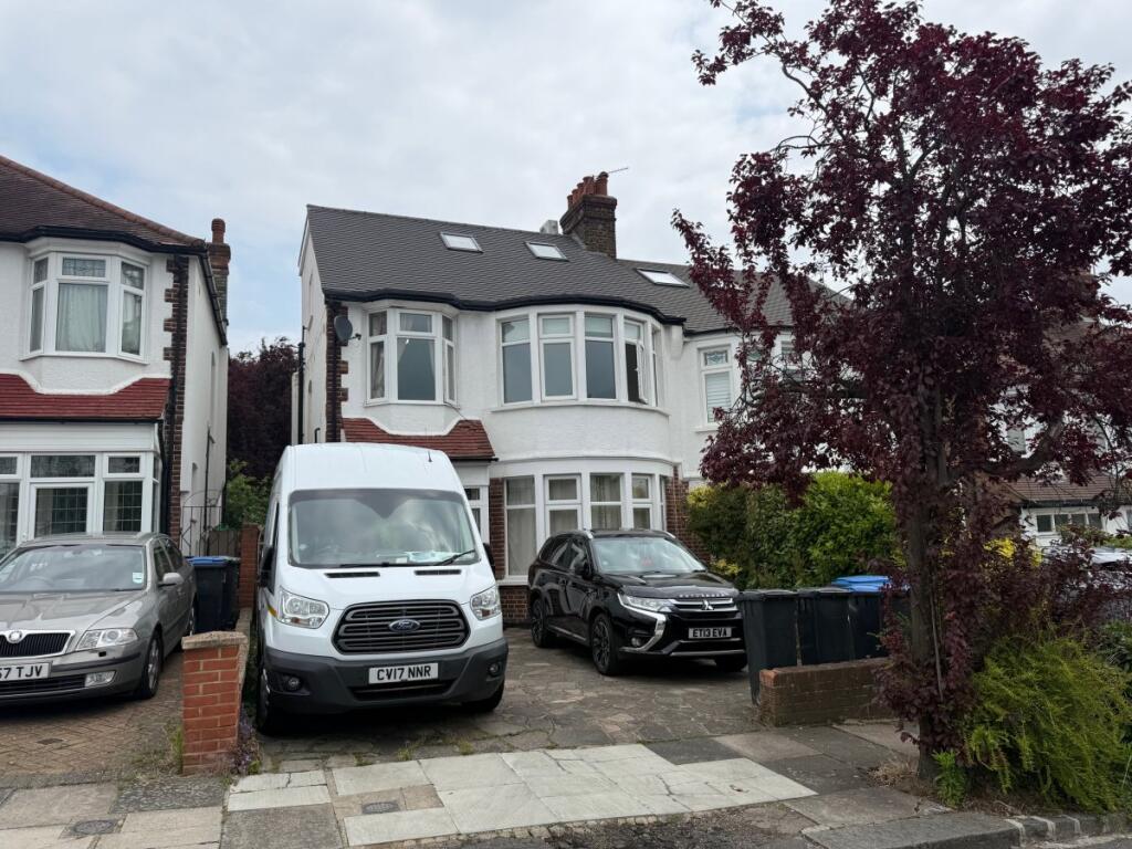 4 bed 1st Floor Flat for rent in Southgate. From Peter Michael Estates