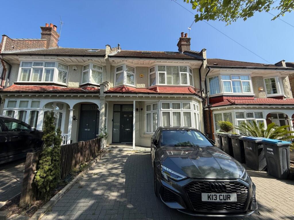 3 bed 1st Floor Flat for rent in Southgate. From Peter Michael Estates 3 bed 1st Floor Flat for rent in Southgate. From Peter Michael Estates
