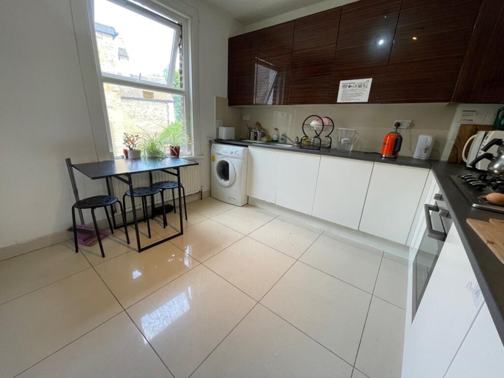 4 bed 1st Floor Flat for rent in Wanstead. From Peter Michael Estates