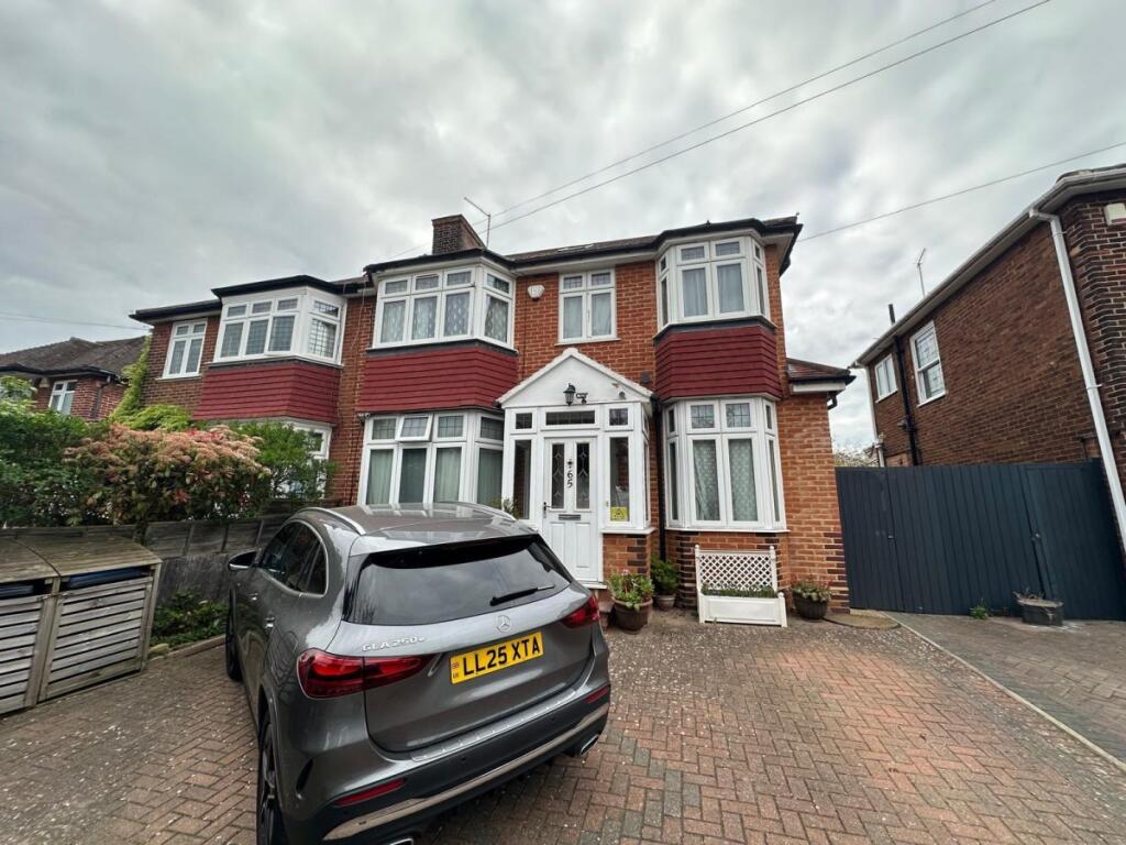 1 bed 1st Floor Flat for rent in Southgate. From Peter Michael Estates