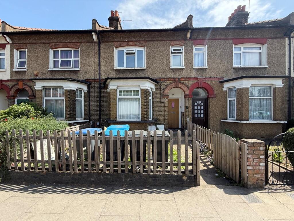 2 bed 1st Floor Flat for rent in Waltham Cross. From Peter Michael Estates
