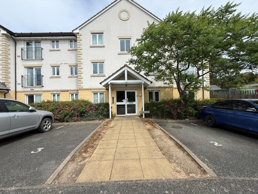 2 bed 1st Floor Flat for rent in Southgate. From Peter Michael Estates