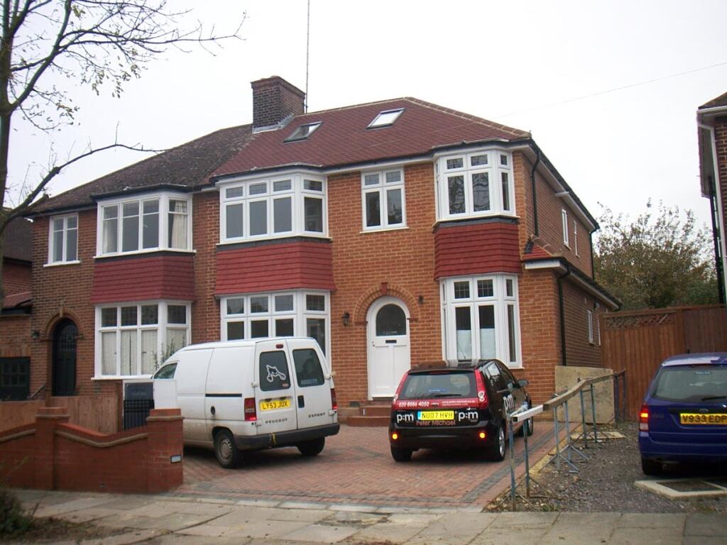 1 bed 1st Floor Flat for rent in Southgate. From Peter Michael Estates
