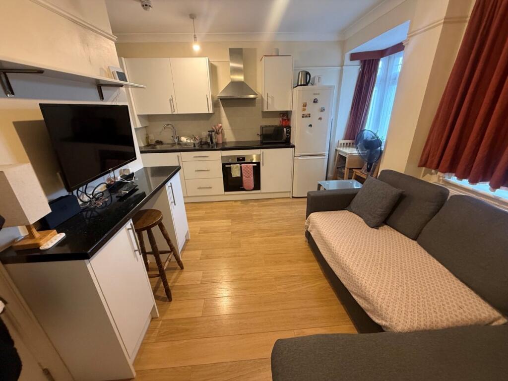 1 bed 1st Floor Flat for rent in Southgate. From Peter Michael Estates