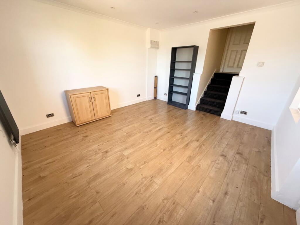 2 bed 1st Floor Flat for rent in Friern Barnet. From Peter Michael Estates