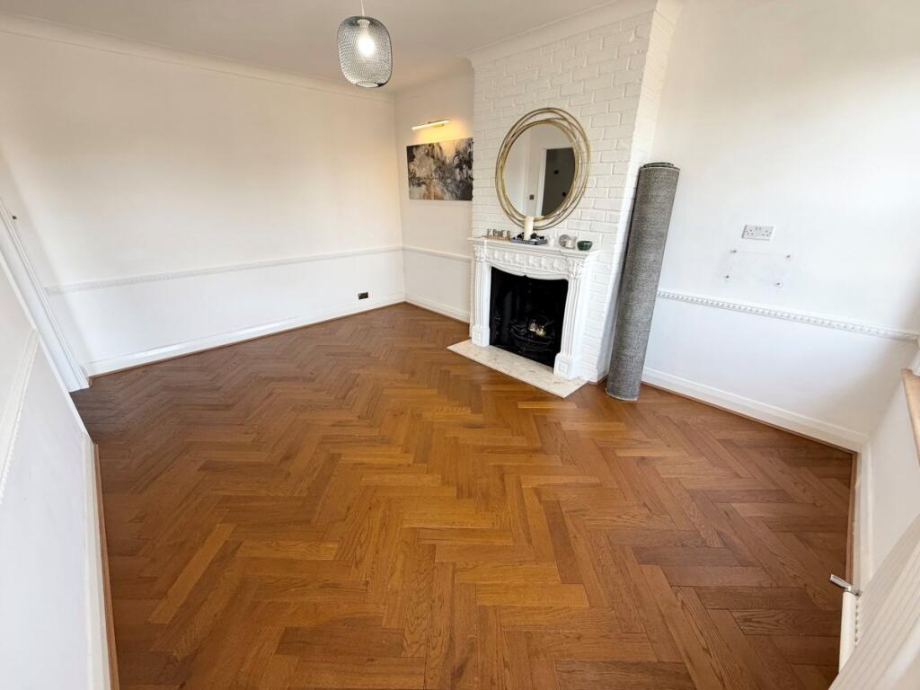 3 bed 1st Floor Flat for rent in Hadley Wood. From Peter Michael Estates