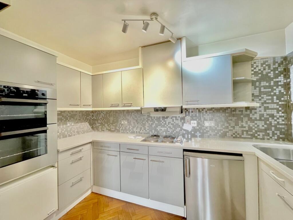 2 bed 1st Floor Flat for rent in Southgate. From Peter Michael Estates