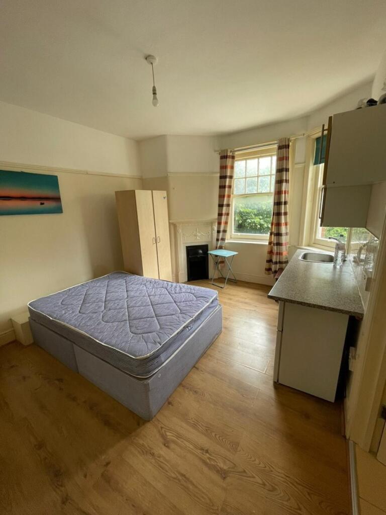 4 bed Studio for rent in Southgate. From Peter Michael Estates 4 bed Studio for rent in Southgate. From Peter Michael Estates