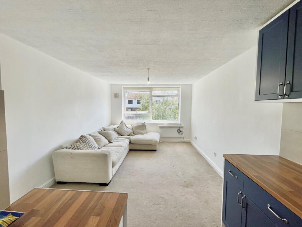 1 bed 1st Floor Flat for rent in Barnet. From Peter Michael Estates