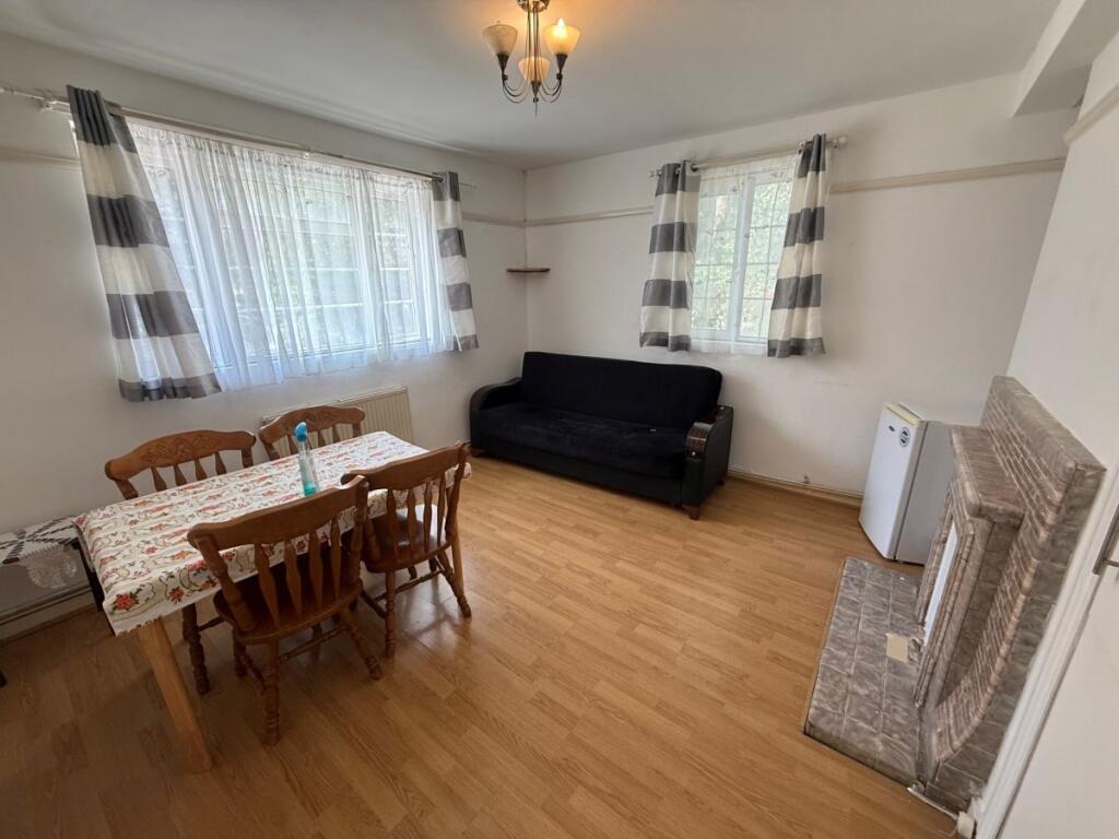 2 bed 1st Floor Flat for rent in Southgate. From Peter Michael Estates