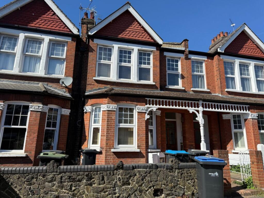 2 bed 1st Floor Flat for rent in Southgate. From Peter Michael Estates