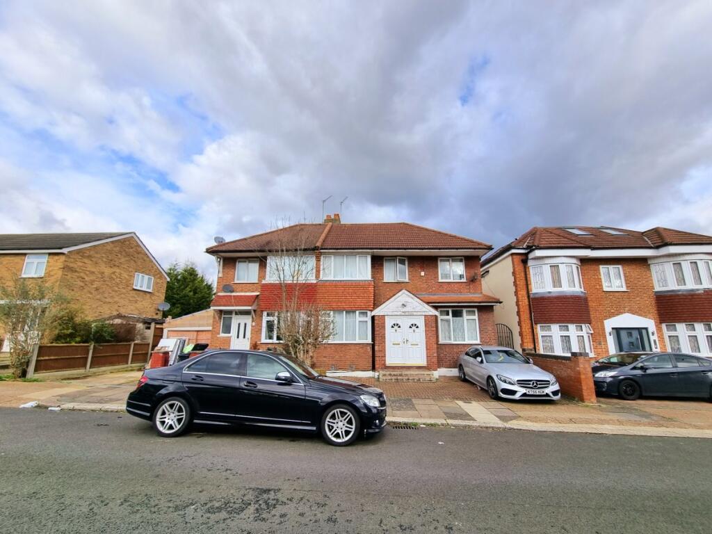 1 bed 1st Floor Flat for rent in Southgate. From Peter Michael Estates