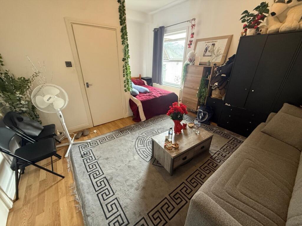 4 bed 1st Floor Flat for rent in Edmonton. From Peter Michael Estates