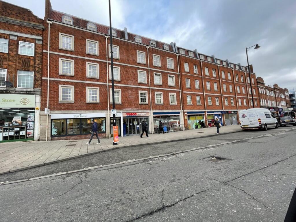 2 bed 1st Floor Flat for rent in Southgate. From Peter Michael Estates