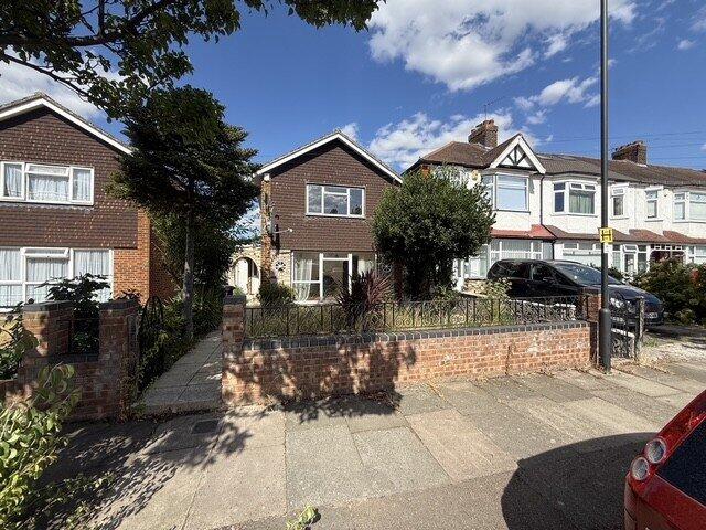 3 bed Detached for rent in Edmonton. From Peter Michael Estates