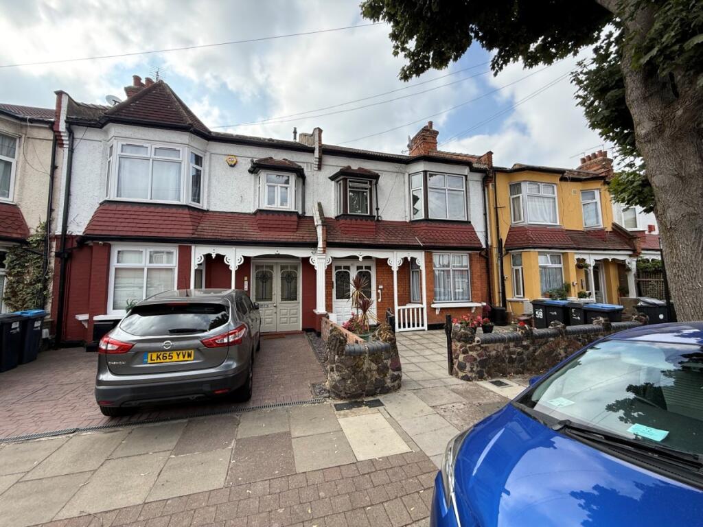 2 bed 1st Floor Flat for rent in Wood Green. From Peter Michael Estates