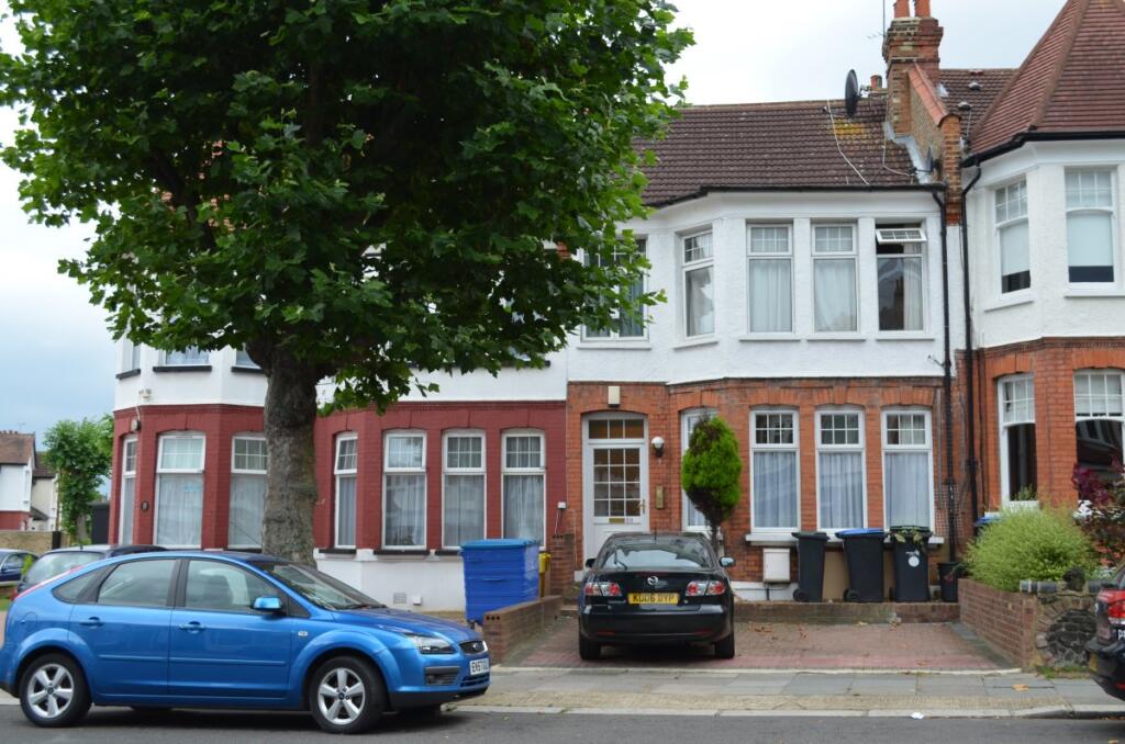 3 bed 1st Floor Flat for rent in Southgate. From Peter Michael Estates