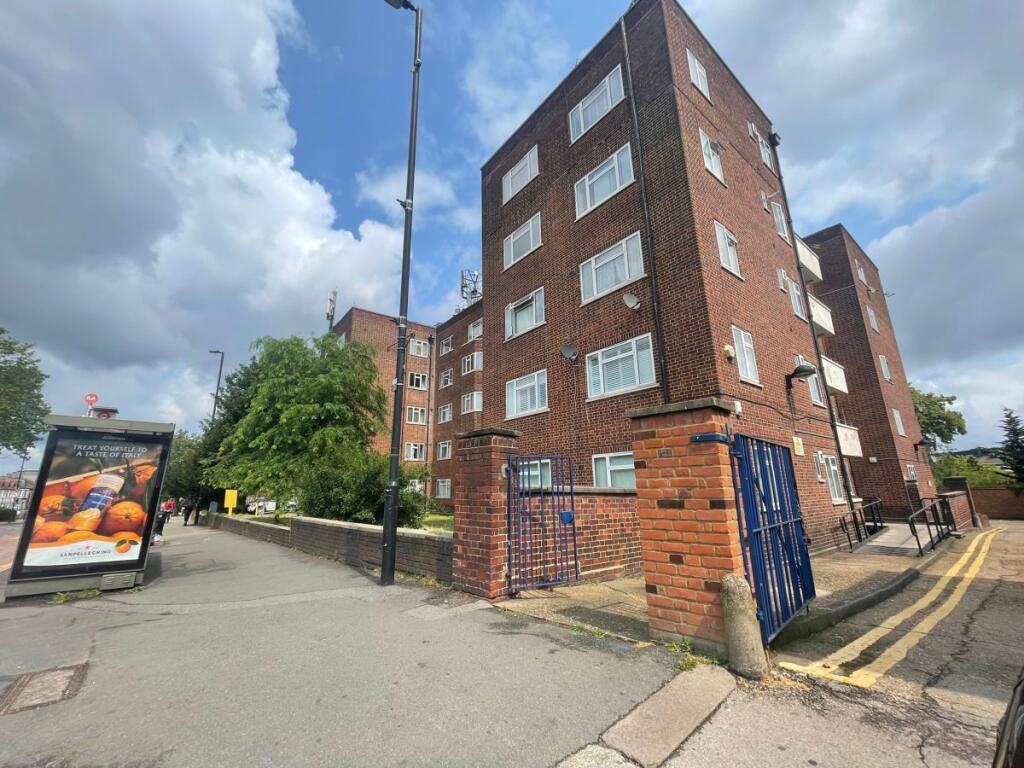 2 bed 1st Floor Flat for rent in Wood Green. From Peter Michael Estates 2 bed 1st Floor Flat for rent in Wood Green. From Peter Michael Estates