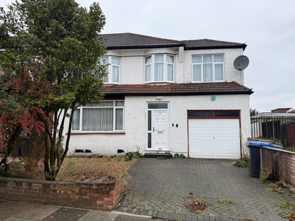 4 bed Detached for rent in Edmonton. From Peter Michael Estates 4 bed Detached for rent in Edmonton. From Peter Michael Estates