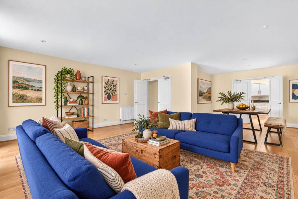 4 bed Mews for rent in Islington. From PG Estates - Islington