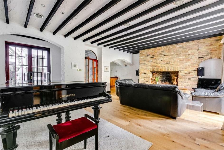 3 bed 1st Floor Flat for rent in London. From Plaza Estates