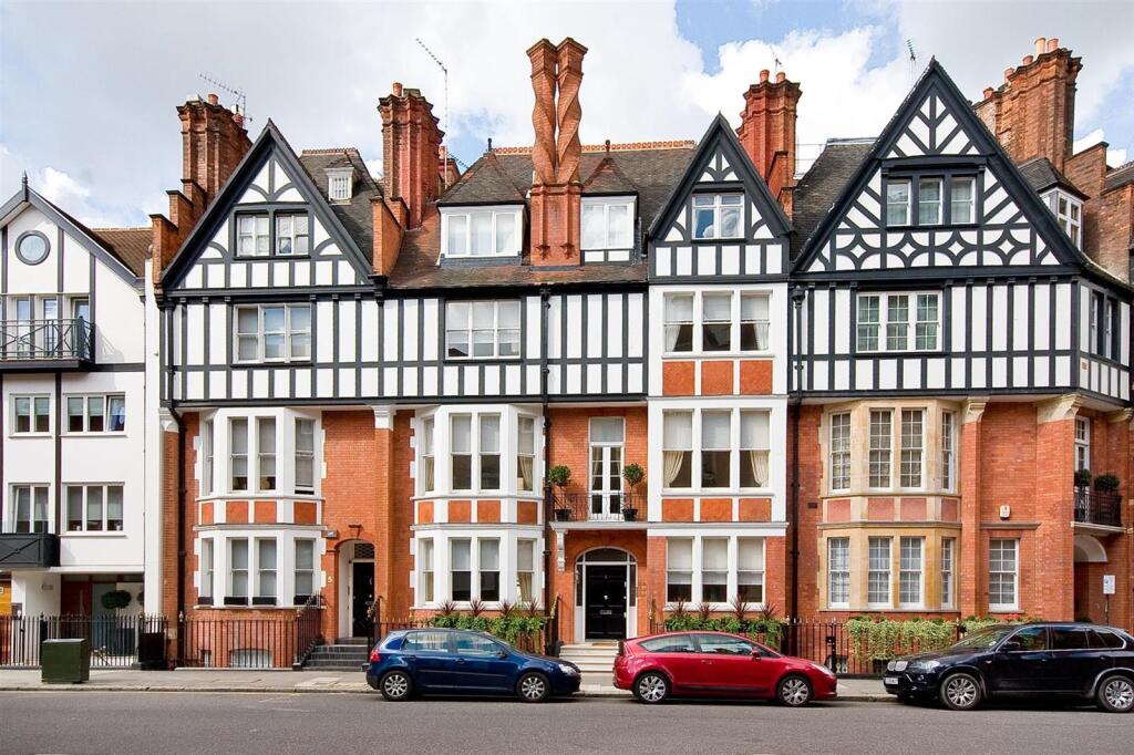 7 bed Mid Terraced House for rent in London. From Plaza Estates