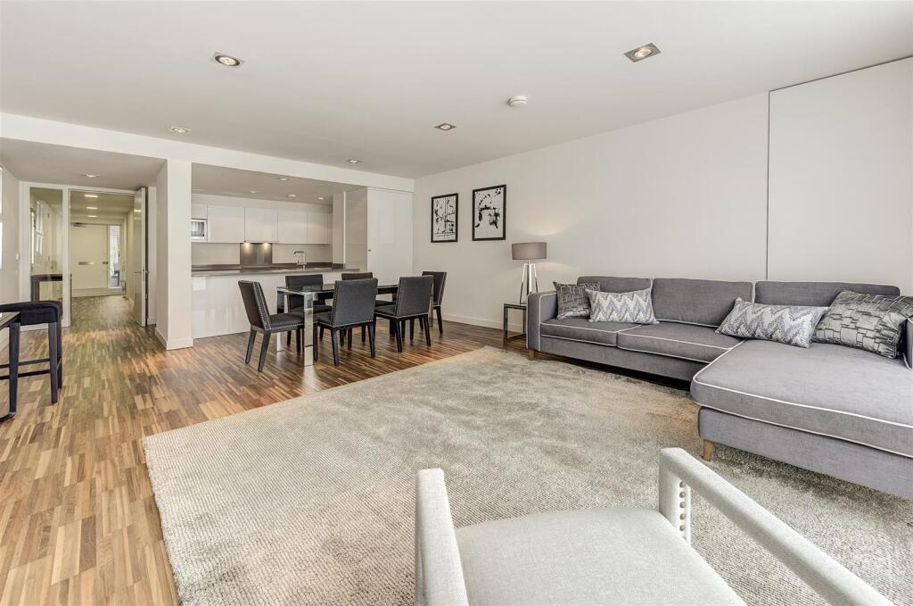 2 bed 1st Floor Flat for rent in London. From Plaza Estates