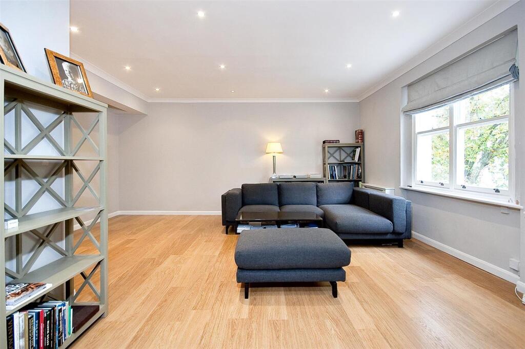 3 bed 1st Floor Flat for rent in London. From Plaza Estates