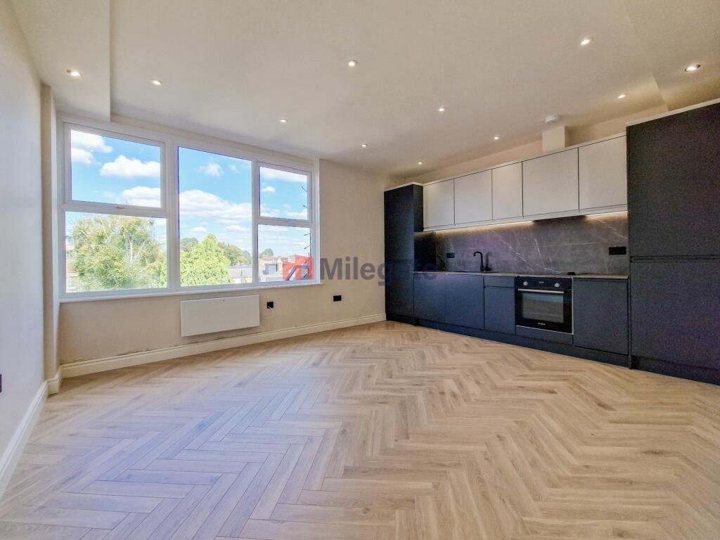 2 bed 1st Floor Flat for rent in Weybridge. From Pointview Estates