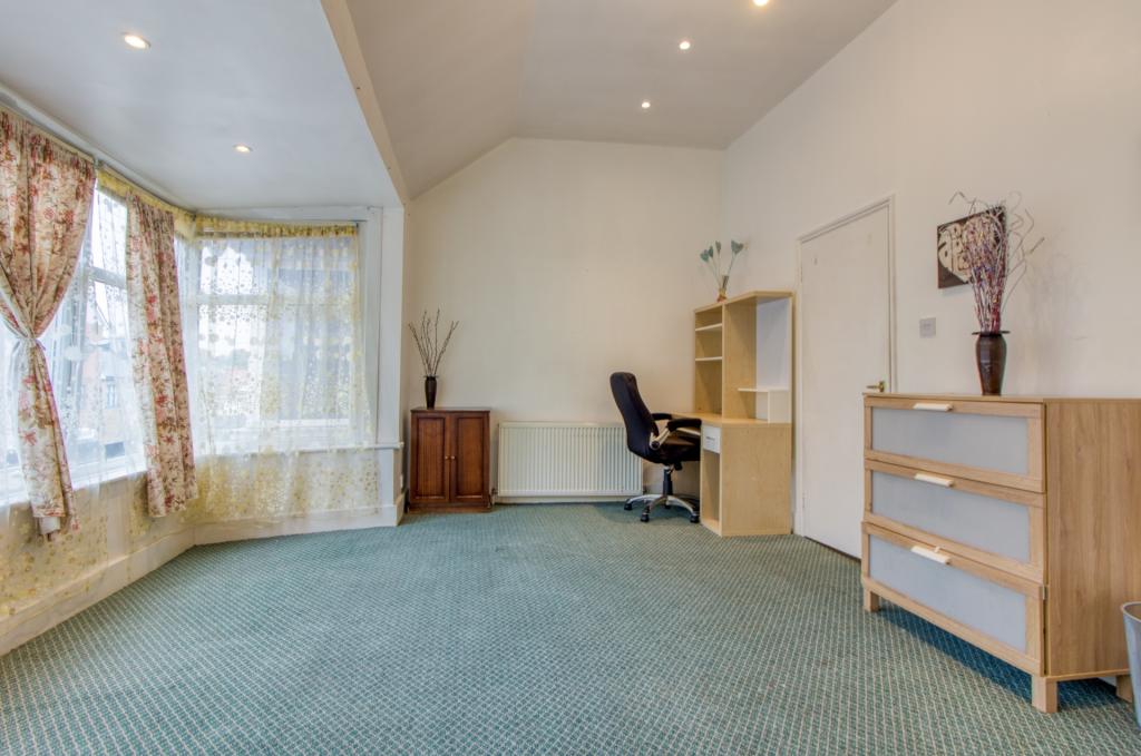 1 bed 1st Floor Flat for rent in Woodford. From Pointview Estates