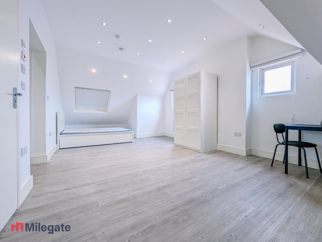 4 bed Studio for rent in Southend-on-Sea. From Pointview Estates 4 bed Studio for rent in Southend-on-Sea. From Pointview Estates