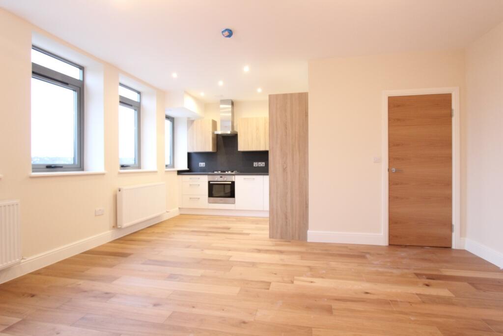 2 bed 1st Floor Flat for rent in Worcester Park. From Pointview Estates