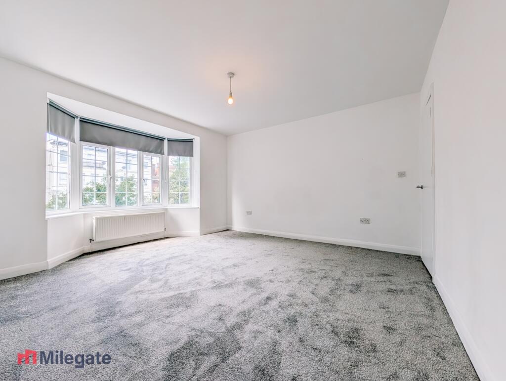 3 bed 1st Floor Flat for rent in Southgate. From Pointview Estates