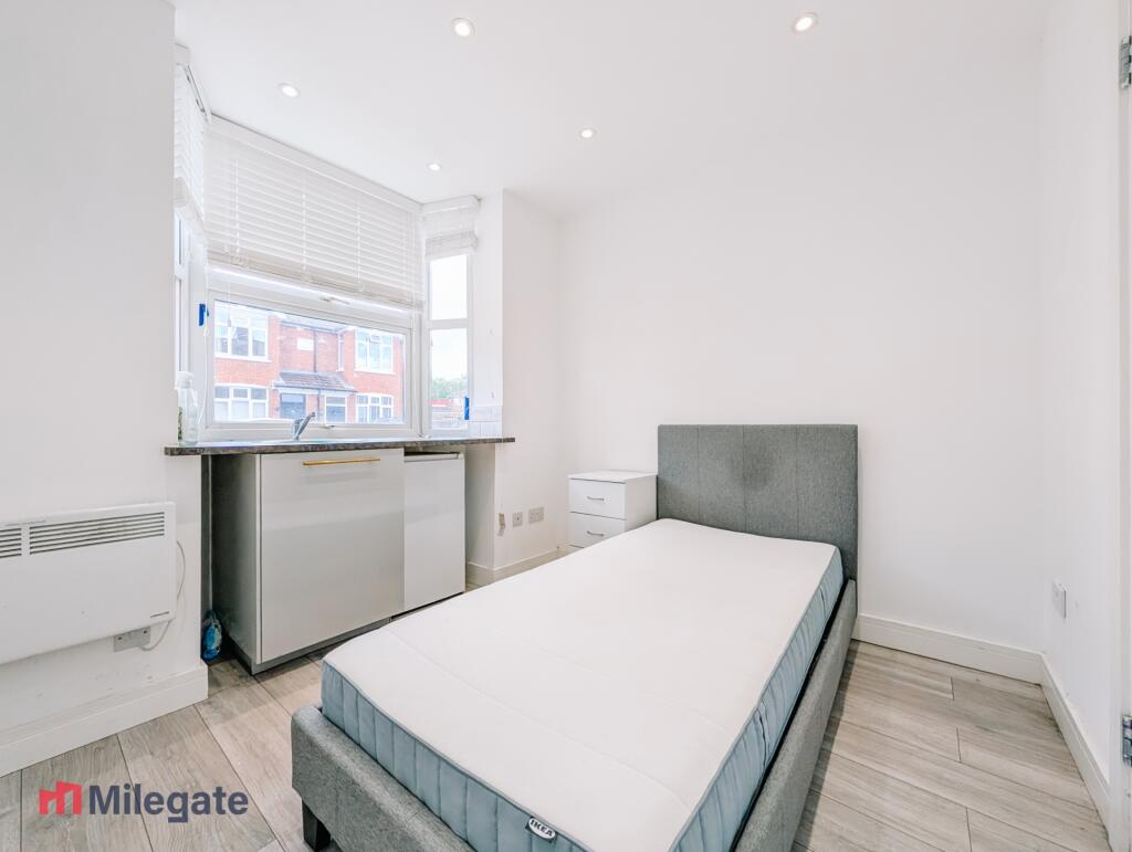4 bed Studio for rent in Egham. From Pointview Estates