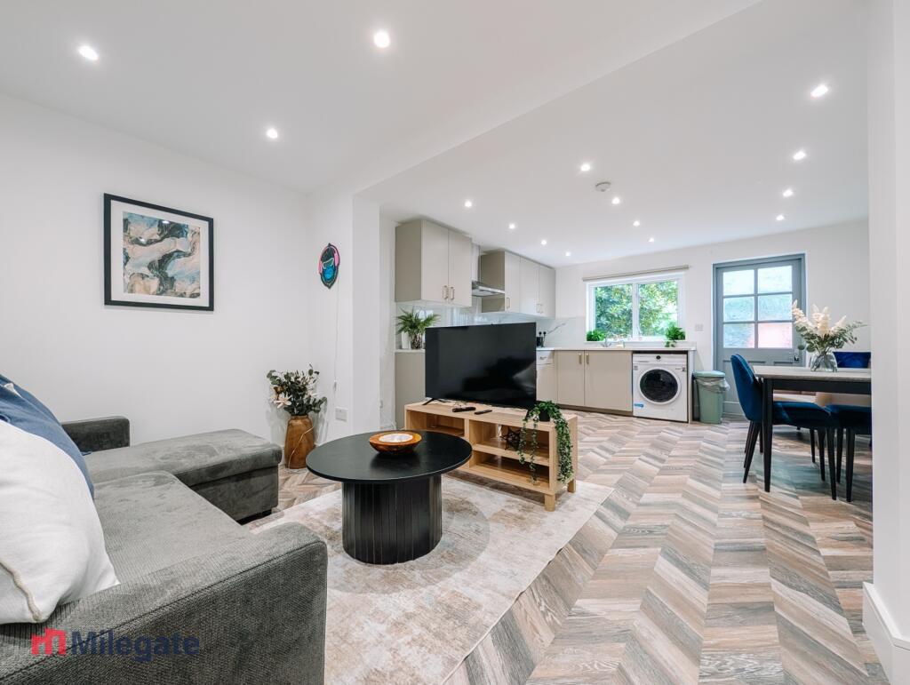 4 bed Detached for rent in Worcester Park. From Pointview Estates